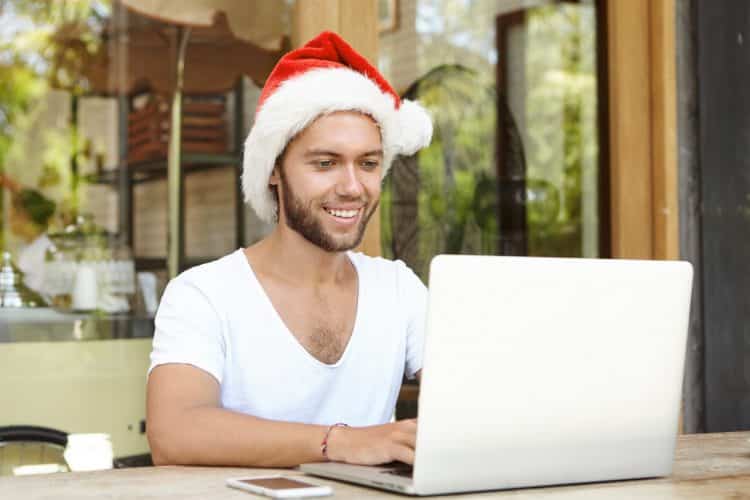homem no computador buscando dicas de vendas para o natal