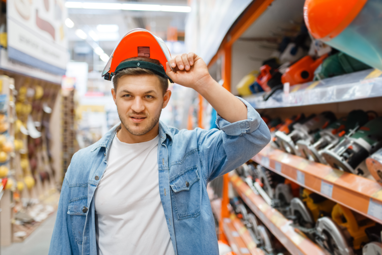 homem de capacete laranja dentro de uma loja de material de construção